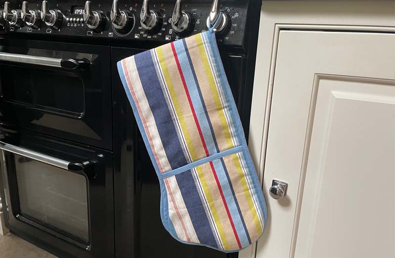 double-oven-gloves-crossword-stripe-ls.jpg