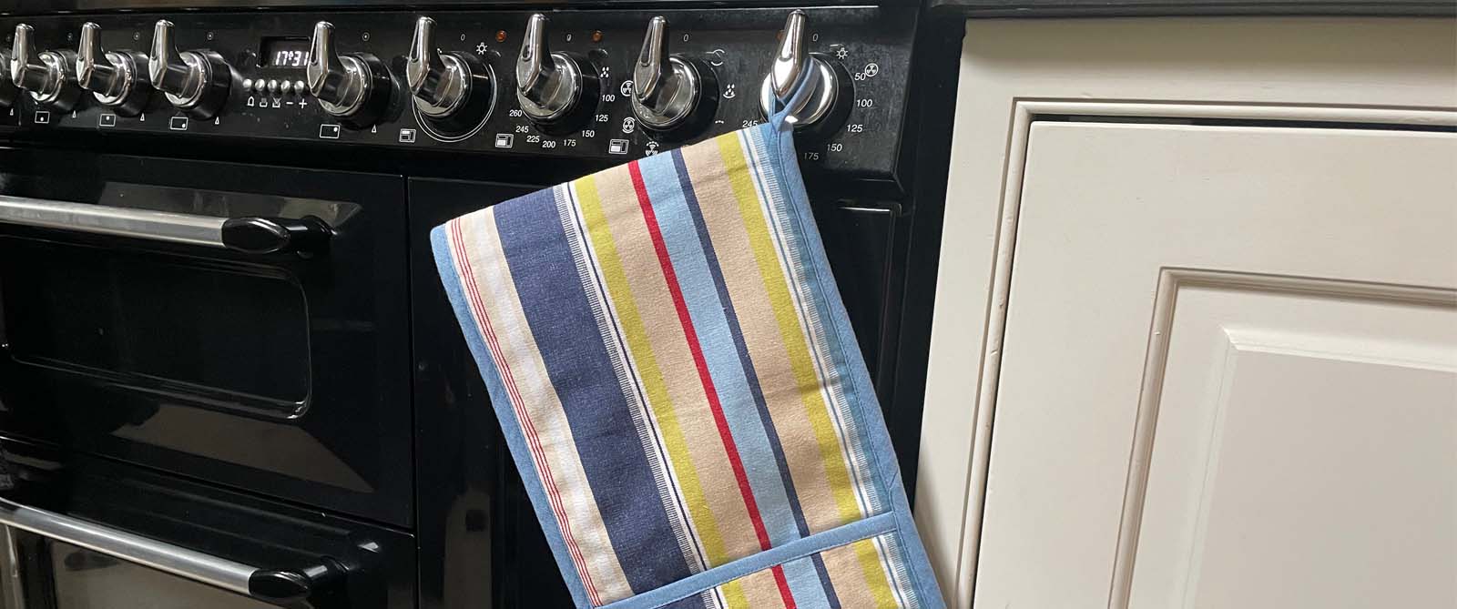 double-oven-gloves-striped-IT.jpg