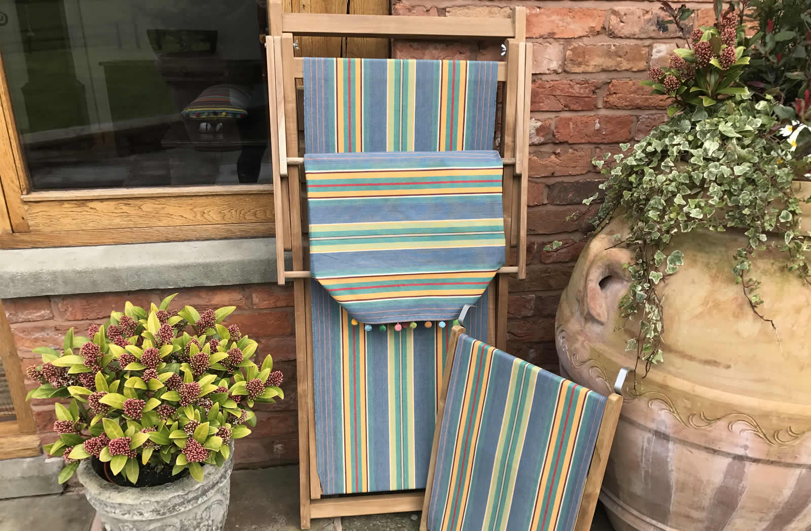 edwardian-deckchair-hula-hoop-upright-ls.jpg