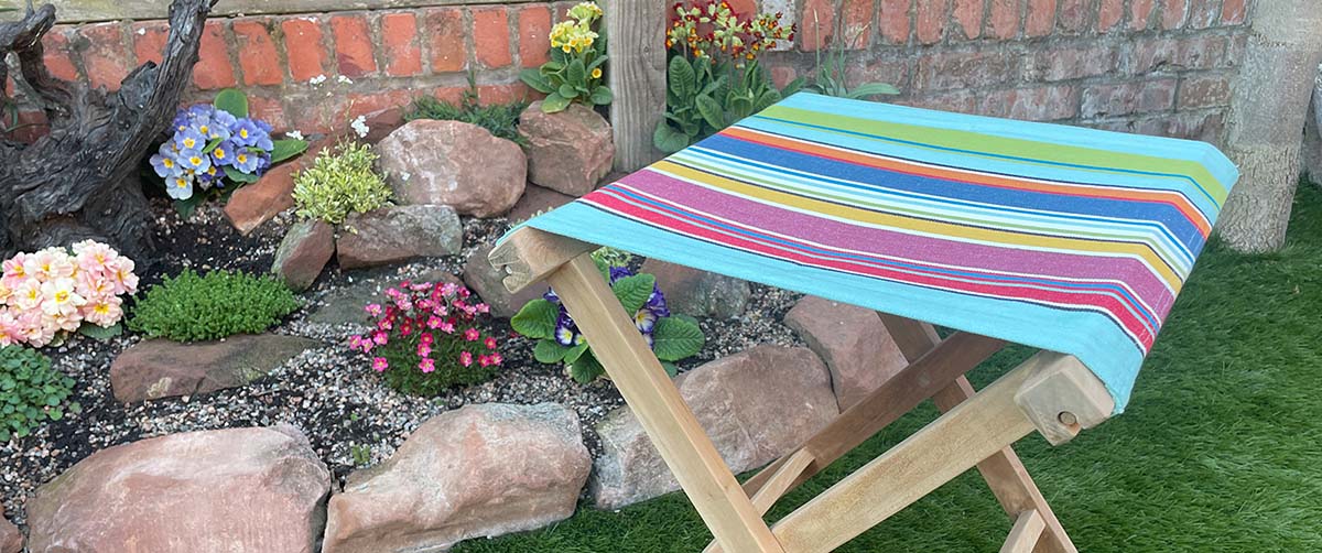 folding-wooden-stools-ls-IT.jpg