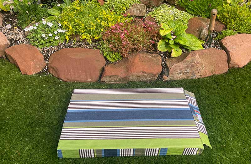 garden-kneeler-mat-blue-green-stripe-bodyboarding-ls.jpg