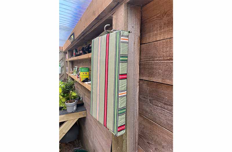 garden-kneeler-mat-green-stripe-clock-golf-ls-2.jpg