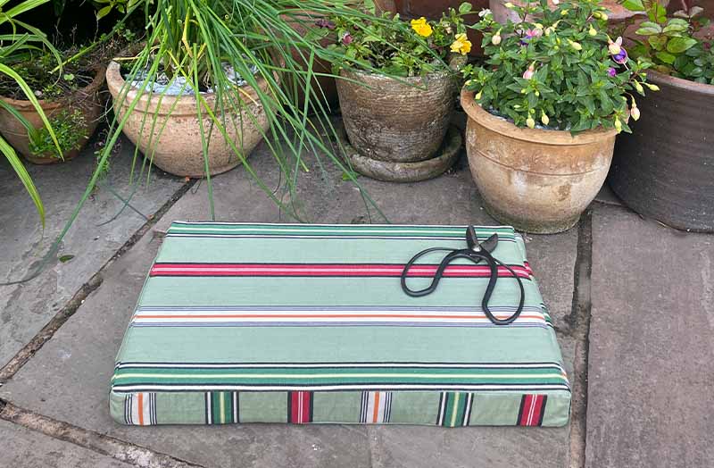 garden kneeler mat green stripe