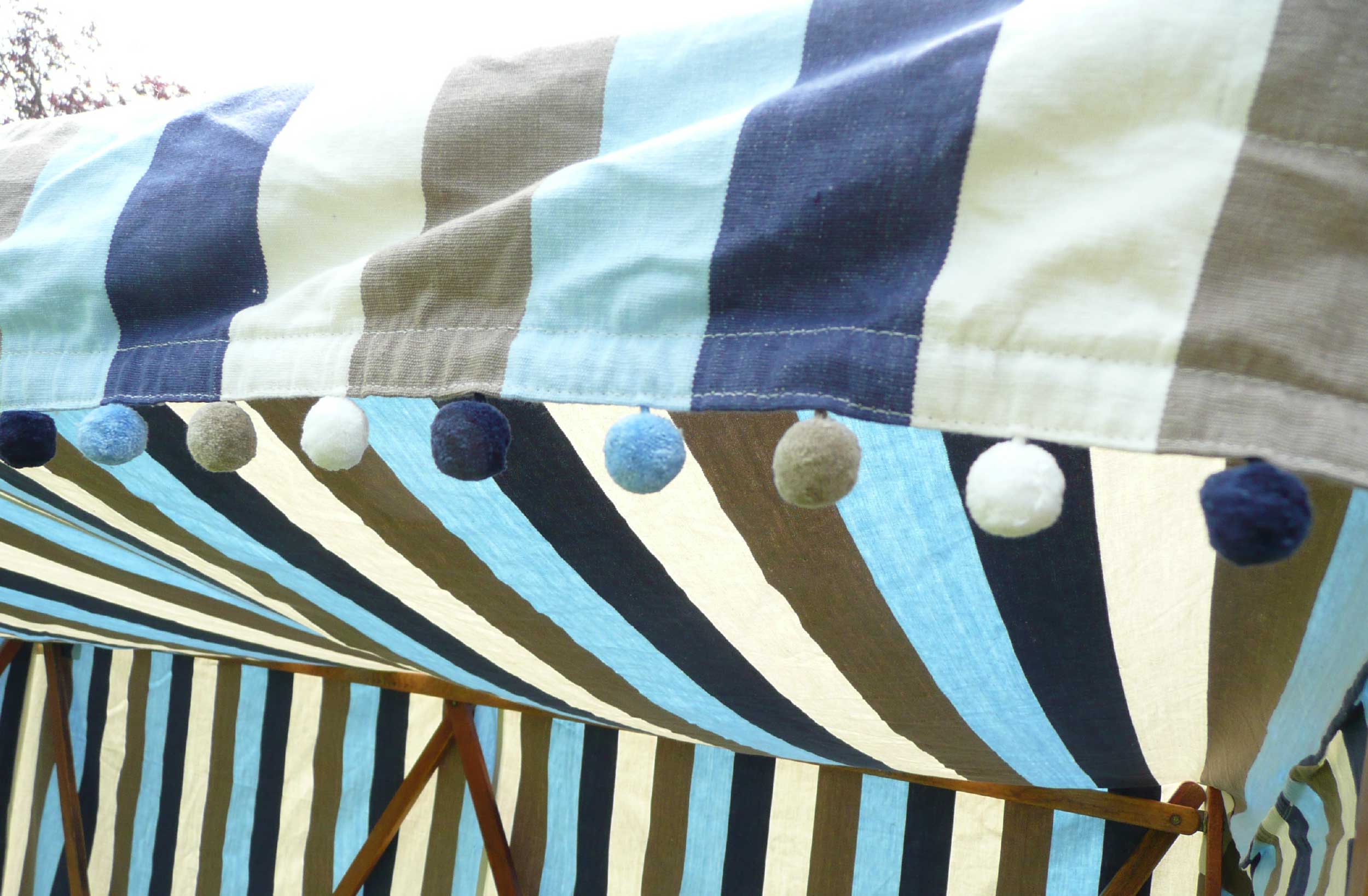 jumping-sun-shelter-pompom-trim.jpg