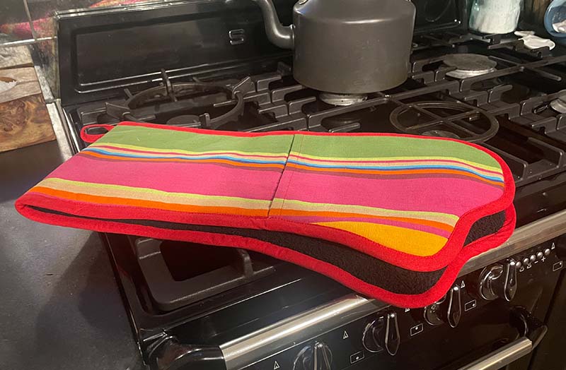 stripe-double-ovengloves-ls-on-cooker-range.jpg